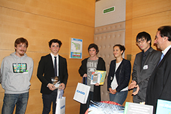 Remise du Prix Novelli De gauche à droite : Nicolas Sorel (Magma Mobile), Romain Guetta (lauréat), Alexandre Dosne (mention jeunesse), Agathe Duca (Casio), Nguyen Than (Prologin), Gilles Cohen.